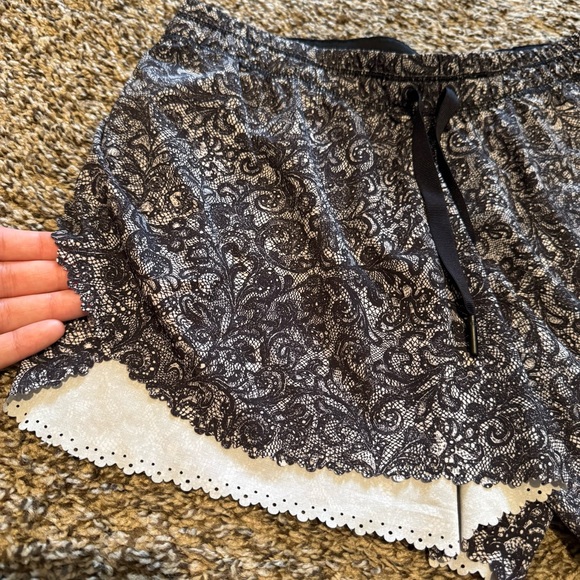 Lululemon size 6 Hit It Short 3 1/2” - Picture 4 of 9